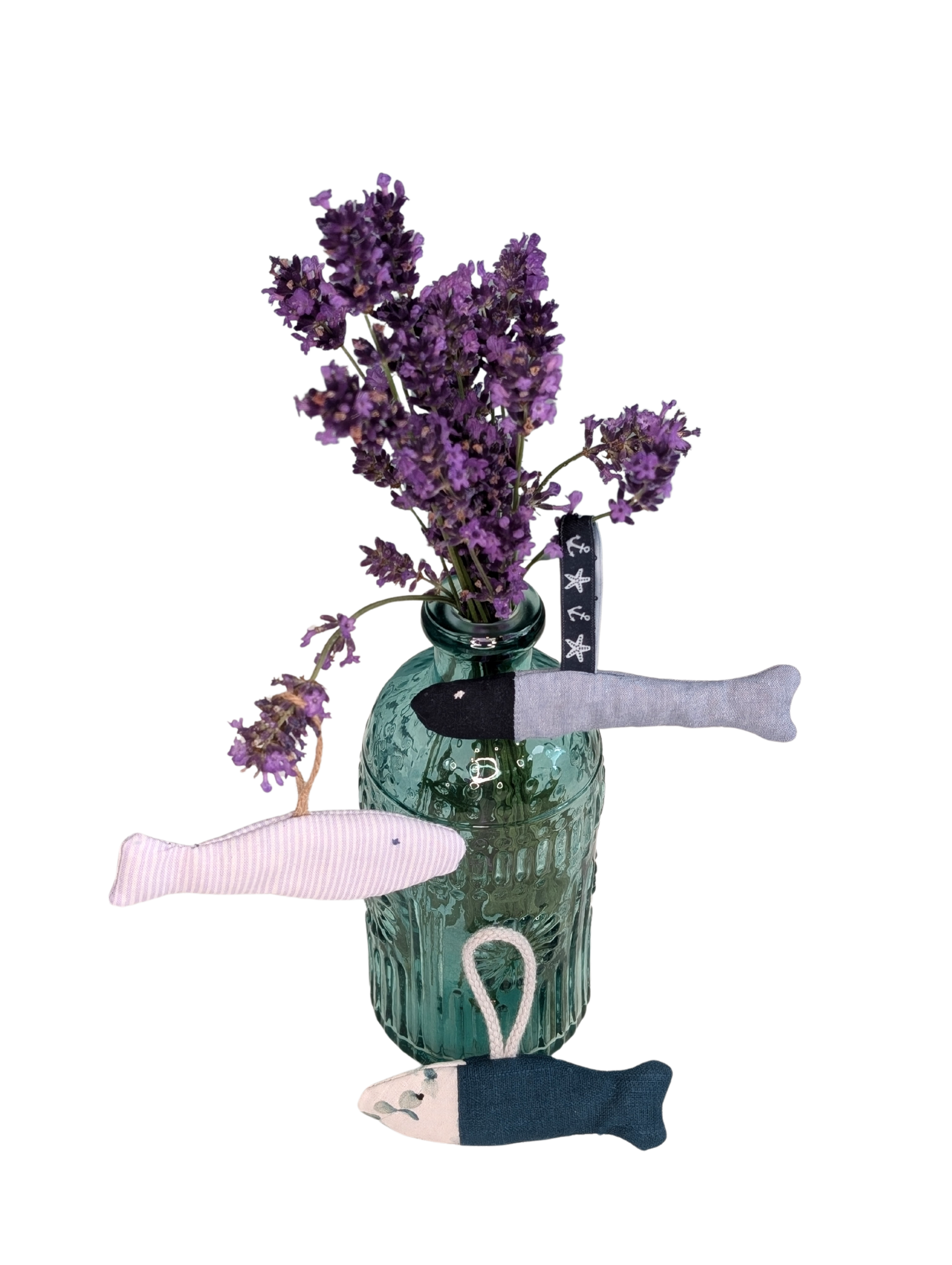 Vase mit Lavendel und 3 Anhängern in Fischform.