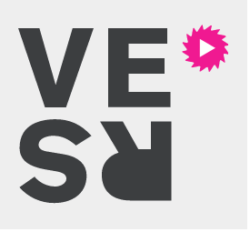 V E R S in zwarte letters met roze zonnetje met driehoekje naar rechts als klein logo rechts bovenin