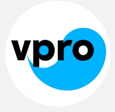 Rond blauw logo met zwarte letters van de VPRO omroep als tegel om op te klikken