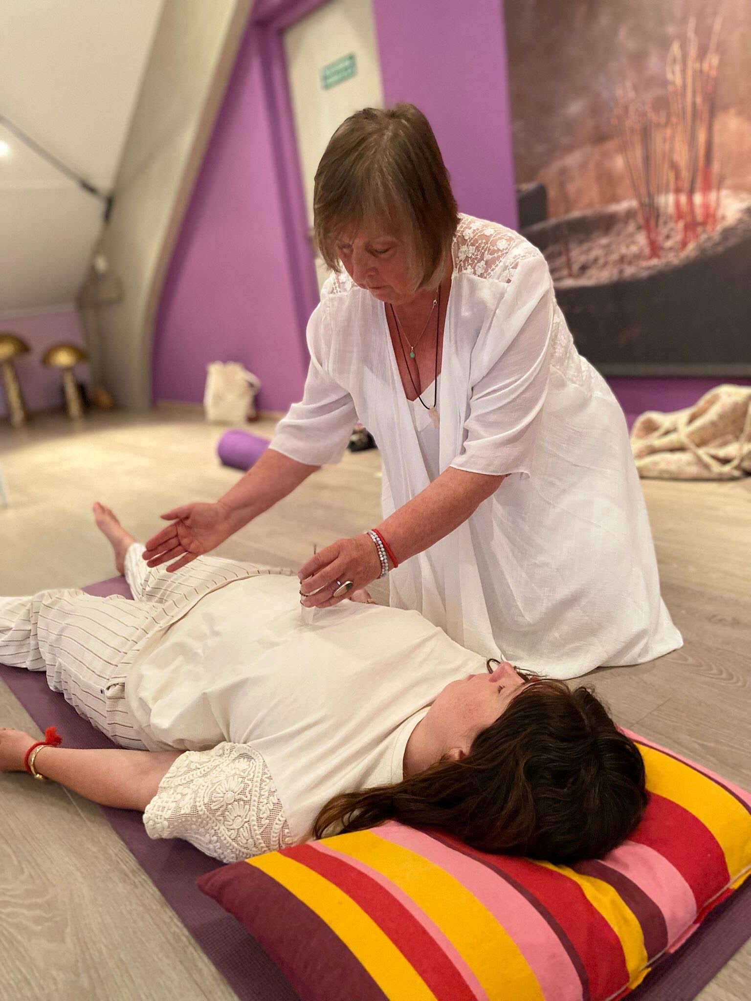 Bets de Jong van Waves of Wai geeft de behandeling Talking to the Chakra's extend met een bergkristal. klachten na operties vaccinatie, medicijngebruik. Gorichem, Vuren, Zuid-Holland, alternatieve genezing, behandelingen, healing, spiritueel zenuwstelsel