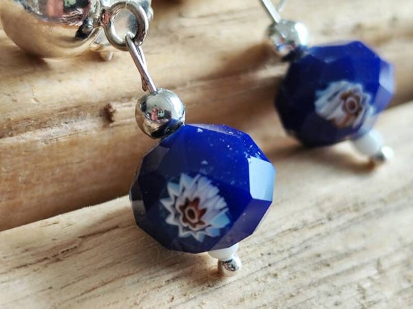 zilveren knopje (knijper) met een prachtige blauwe glaskraal met millefiore