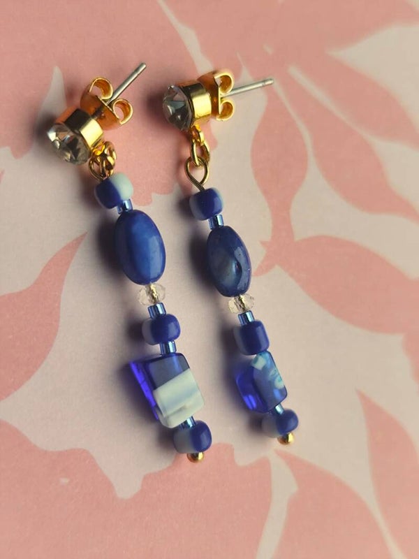 Strass-goud-kleurige stekers met prachtige blauwe glazen parels