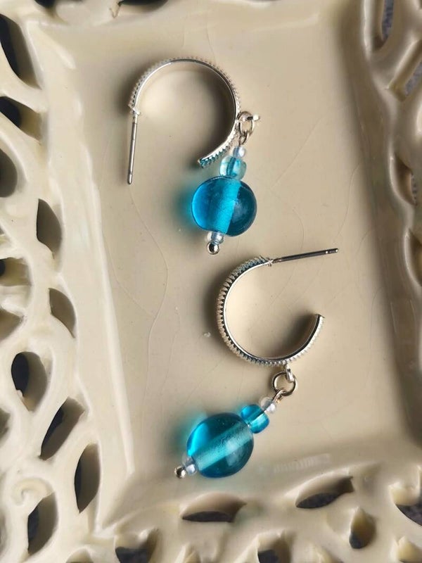Zilverkleurige ringen met prachtige turquoise glazen parel
