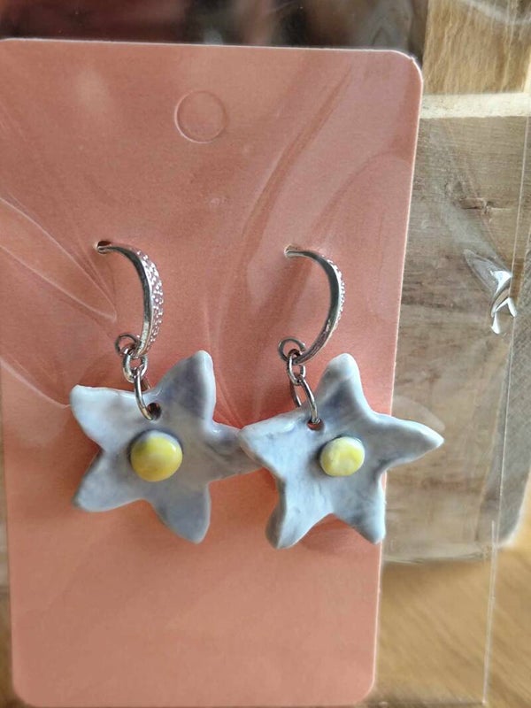 Prachtige vergeet-mij-nietjes in zachtblauw en zilverkleurige stekertjes