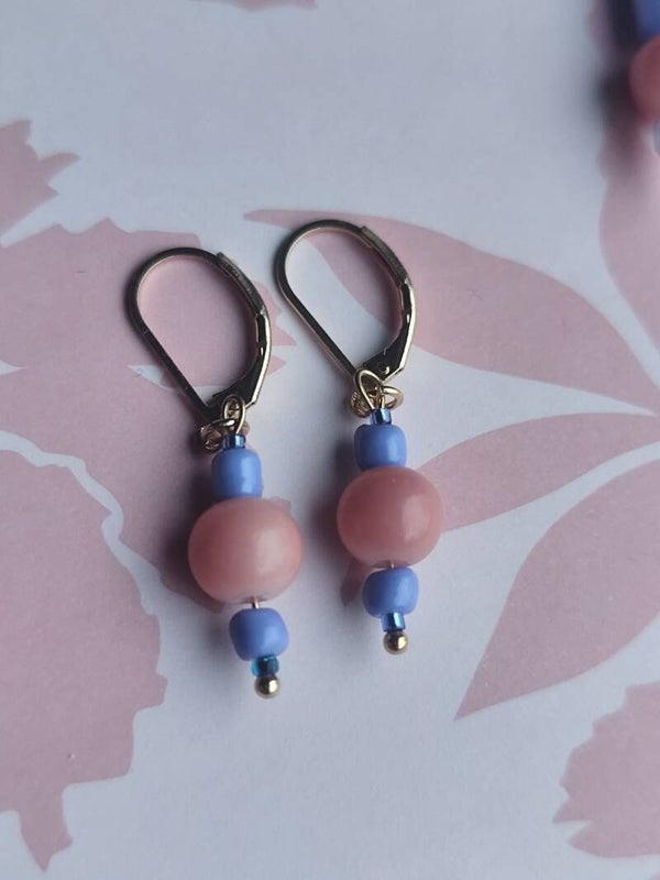 Gouden ringetjes met roos-blauwe glazen parels  7-12 jaar