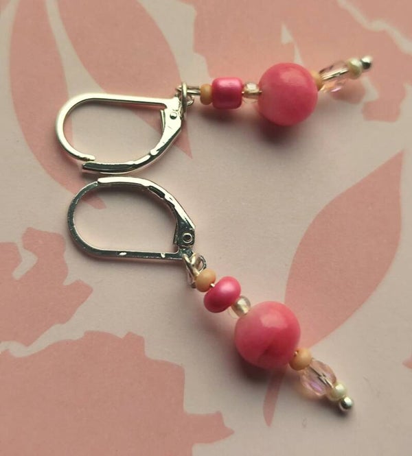Zilverkleurige ringetjes met roze glazen parels