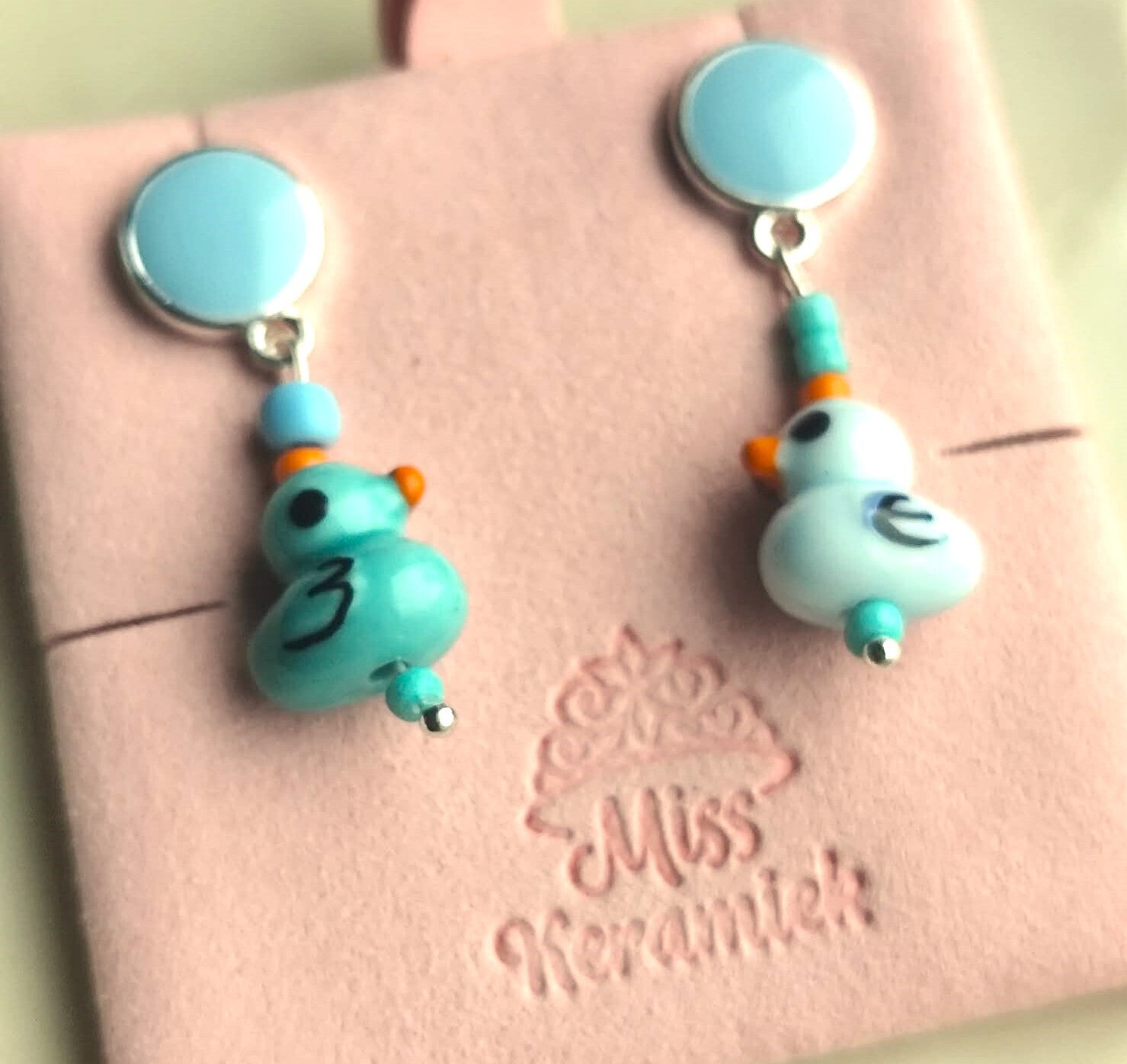 Prachtig lichblauw-zilverkleurige stekertjes met een keramische parel