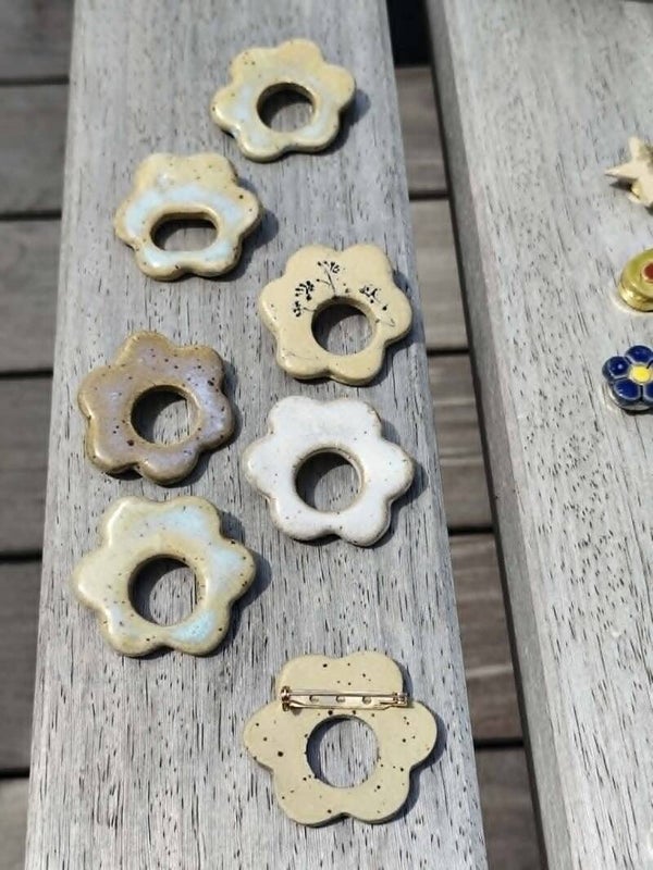 Brillenbroche handgemaakt in keramiek