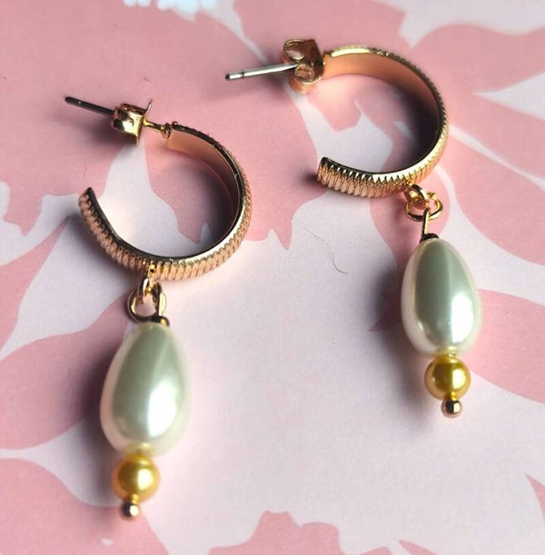 Goudkleurige ringen met zoetwaterparel