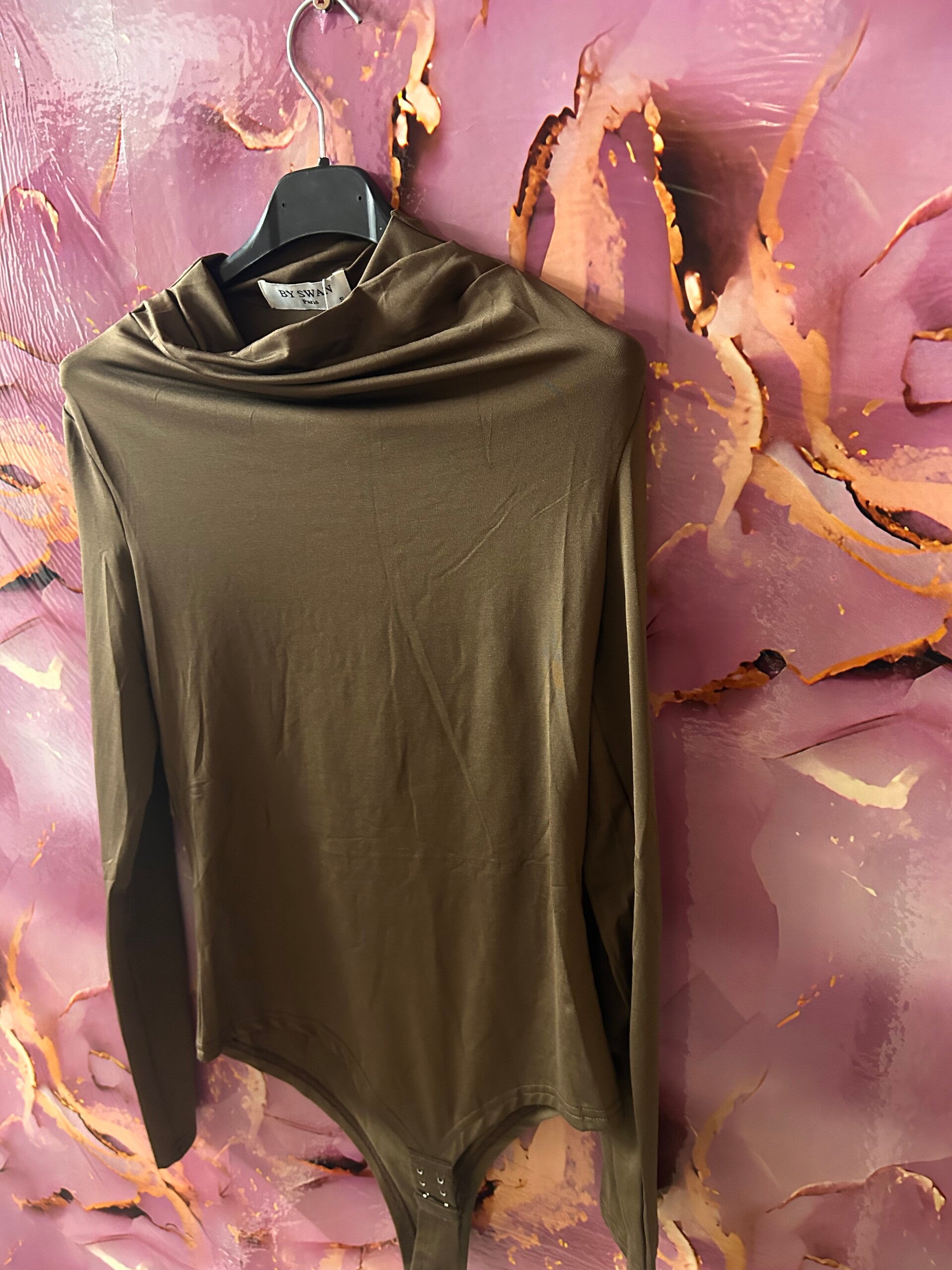 “By swan” casual body