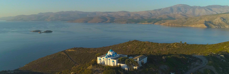 Un monastero che si affaccia sul mar Egeo, in Grecia