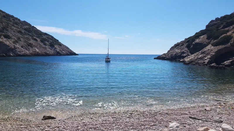 la barca a vela  Maruzza in una rada a sud di Chios, in Grecia