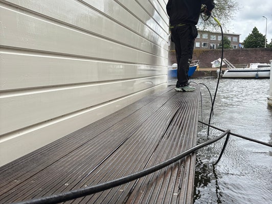 Reiniging van woonboot en vlonder