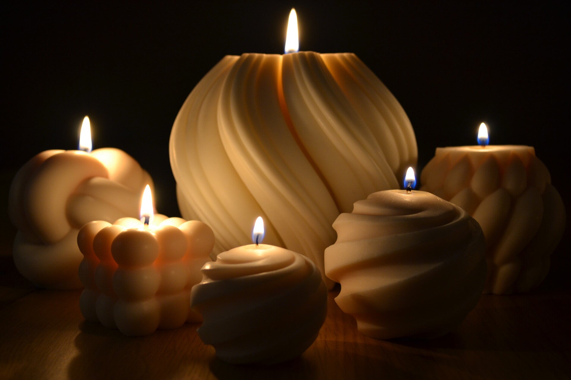 handgemachte Sojawachs-Kerzen die im dunkeln leuchten und eine schöne Atmosphäre zeigen