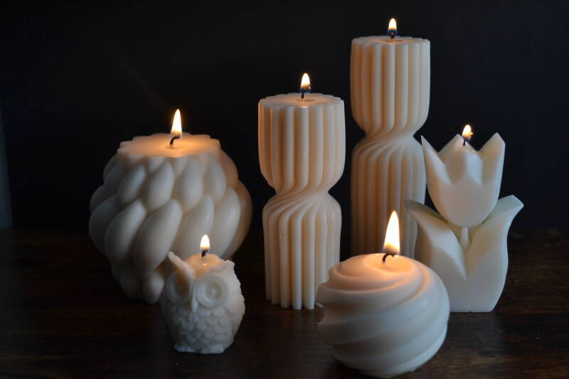 verschiedene Skulptur Kerzen aus Sojawachs die brennen
