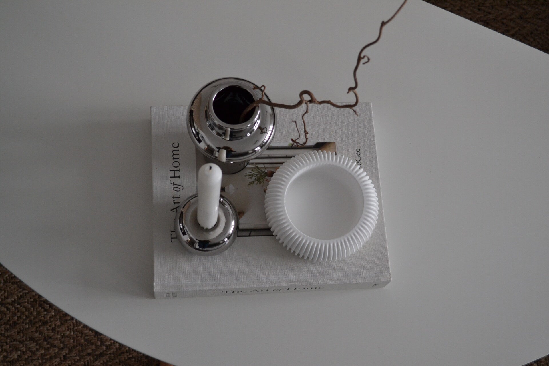 Skulpturkerze die mit einem Streichholz angezündet wird