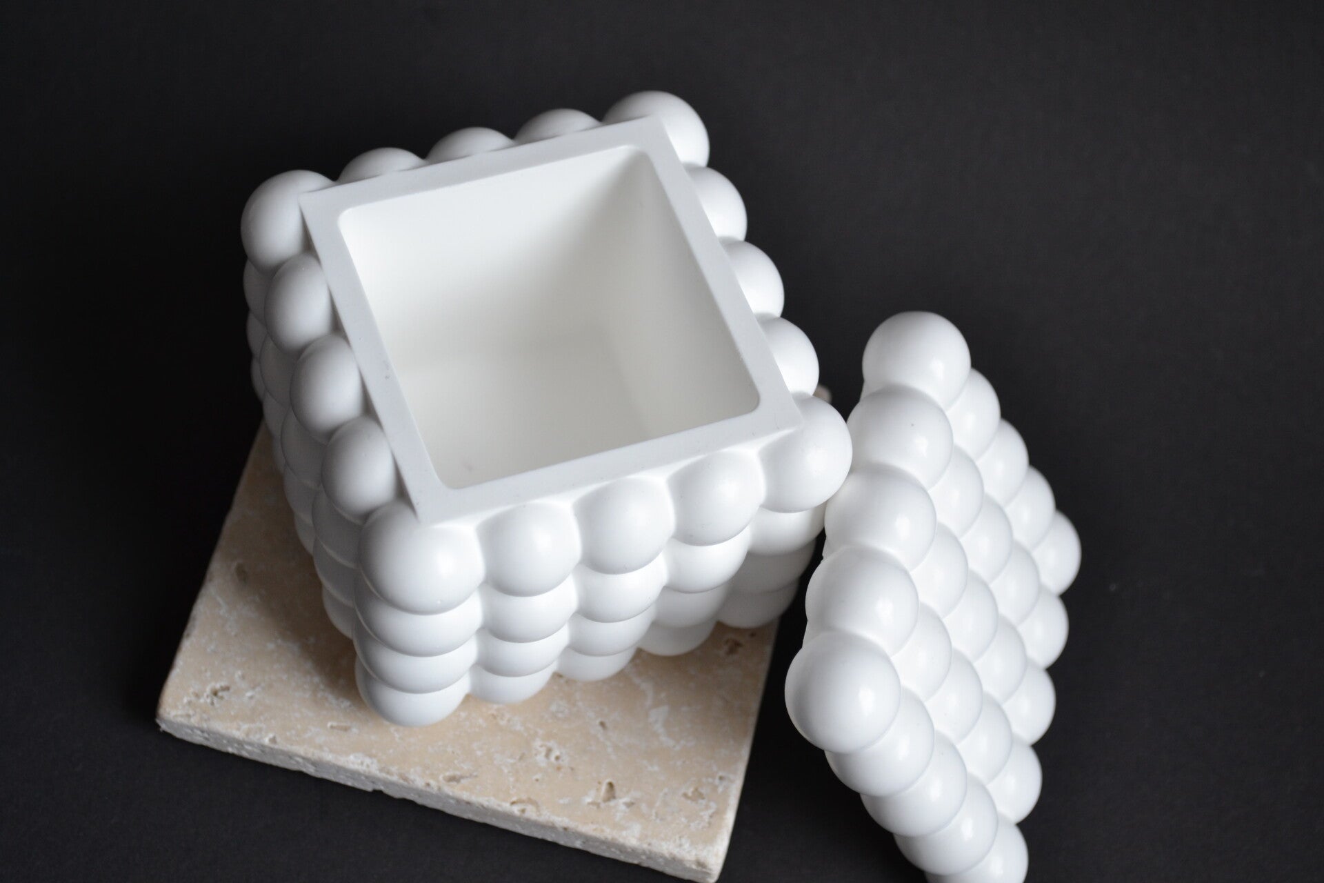 verschiedene Skulptur Kerzen aus Sojawachs die brennen