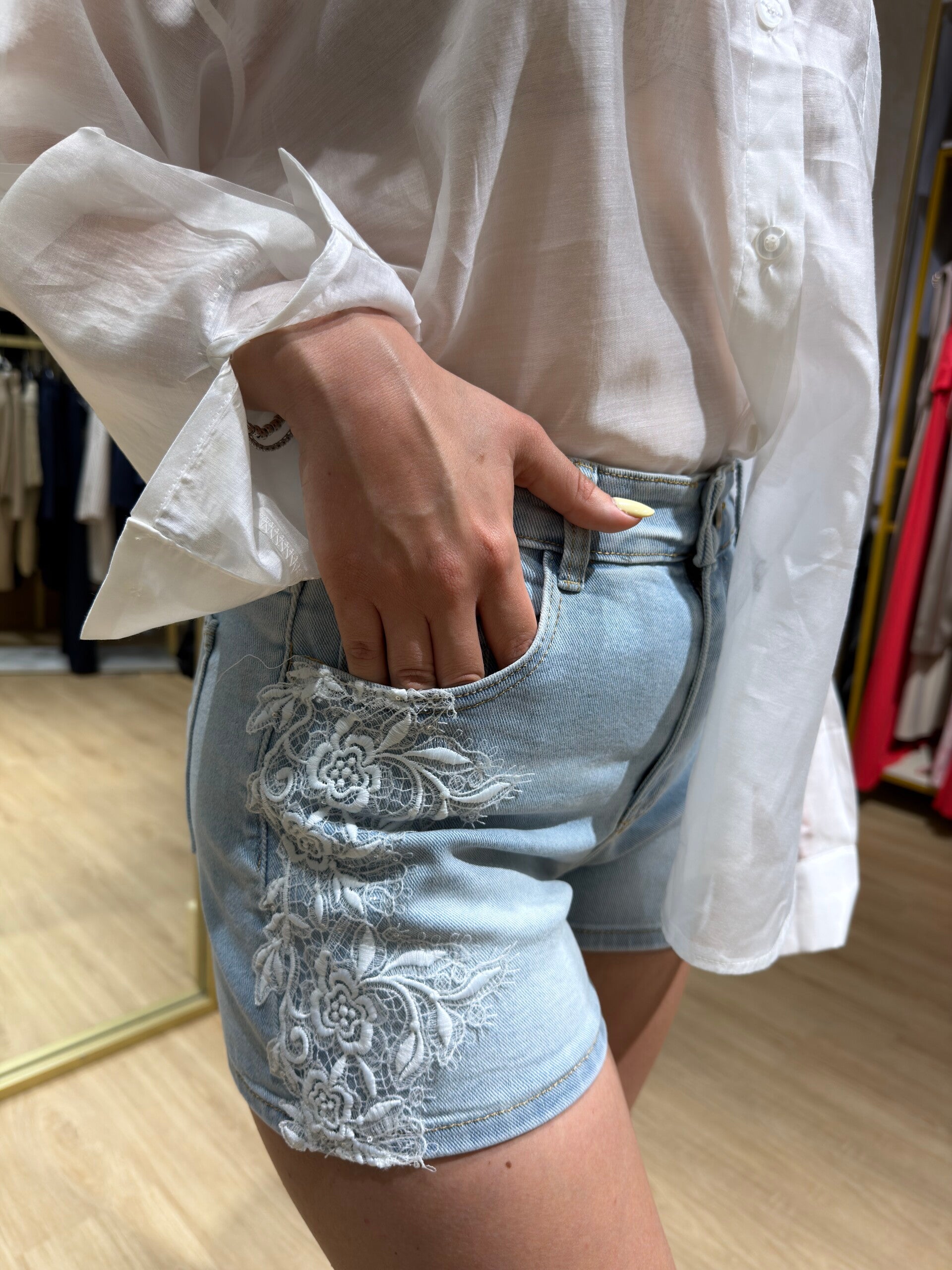 Denim short con applicazioni
