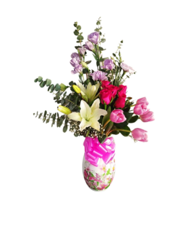 Jarrón de cerámica lisianthus, tulipanes, rosas y follaje