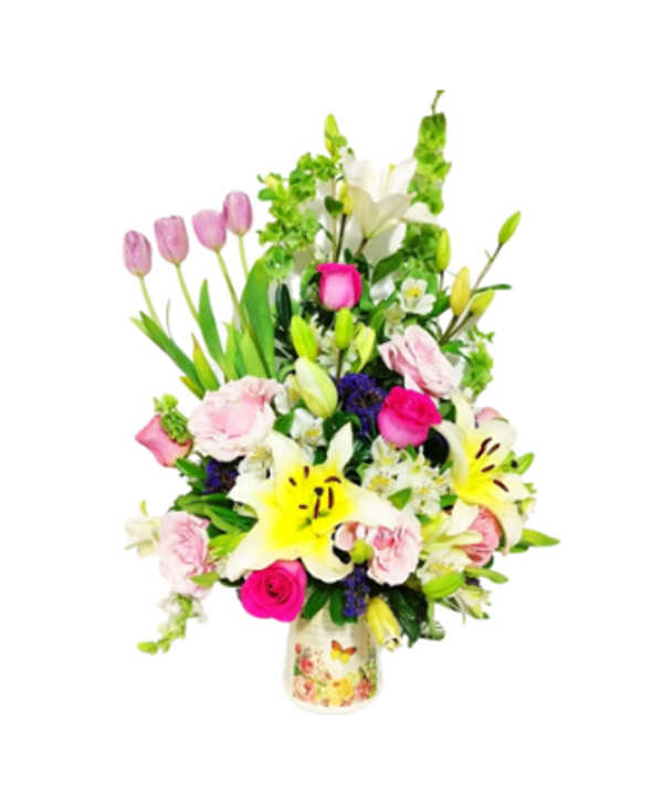 Composición de tonos suaves, tulipanes, lirios y rosas