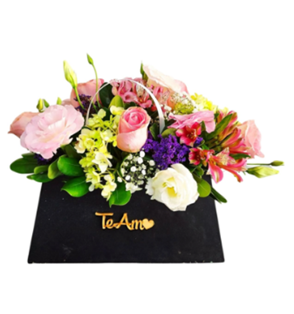 Creación floral de tendencias rosas, lisianthus y hortencias