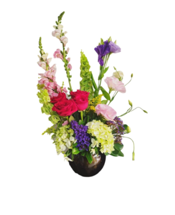 Pecera de cristal, rosas, lisianthus y follajes