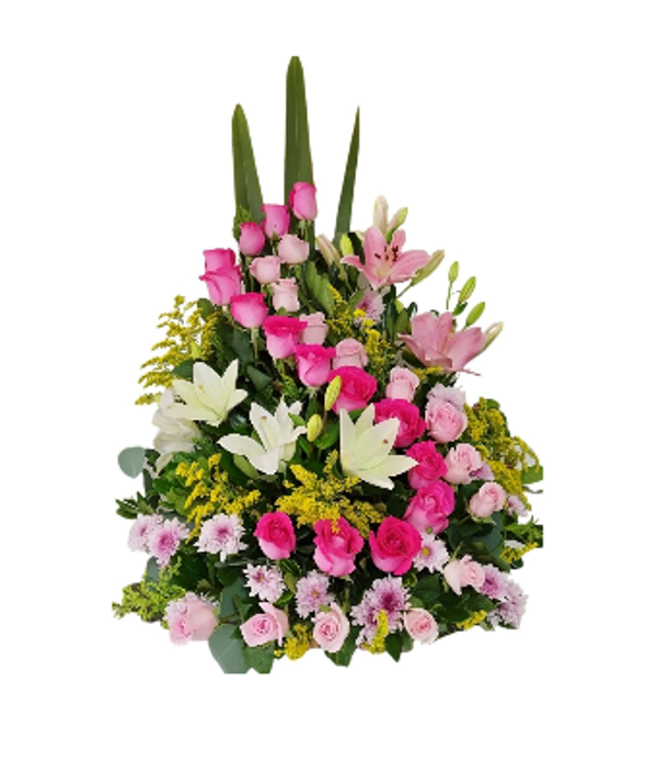 Camino de rosas con tonos delicados de lirios y astromelias