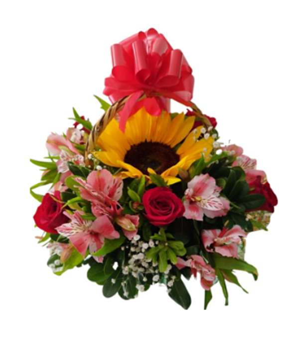 Canasta compuesta, rosas y astromelias con girasol