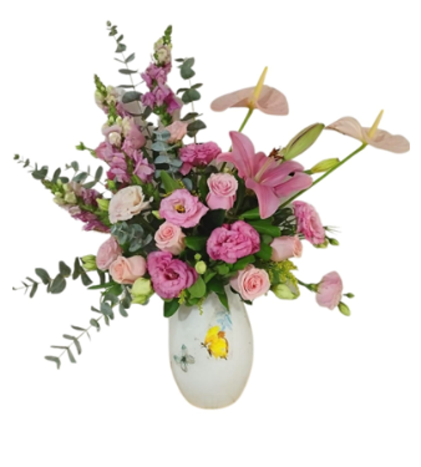 Composición floral de rosas y lisianthus