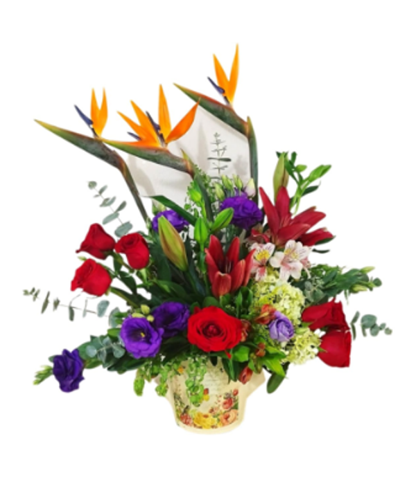 Toque elegante de rosas rojas, lisianthus morados