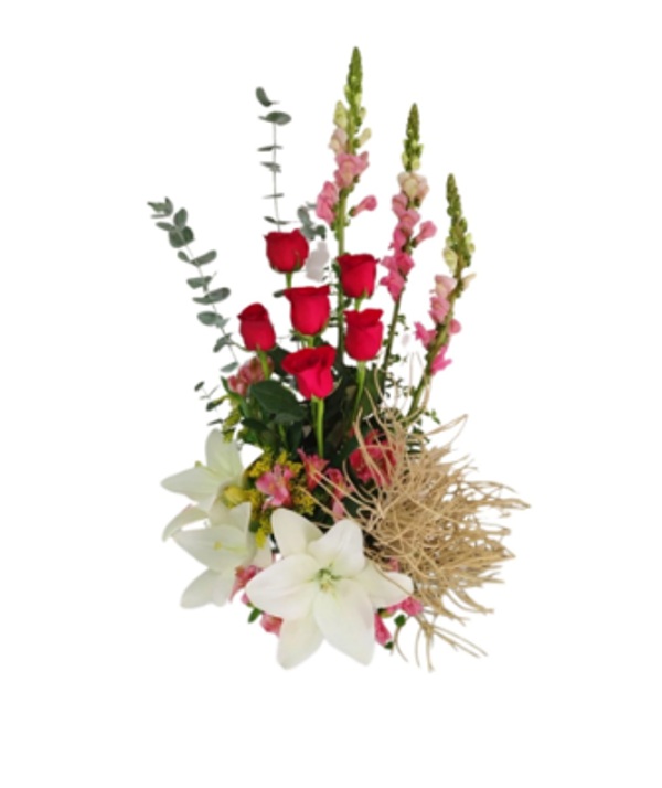 Detalle con rosas, lirios y combinación de follajes