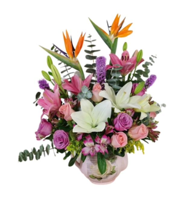 Arreglo floral tradicional de lirios, rosas y aves del paraíso