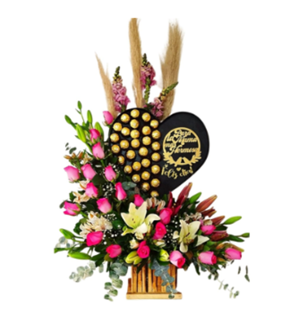 Arreglo floral con cerrazón al centro de chocolates + rosas lilis en base de madera