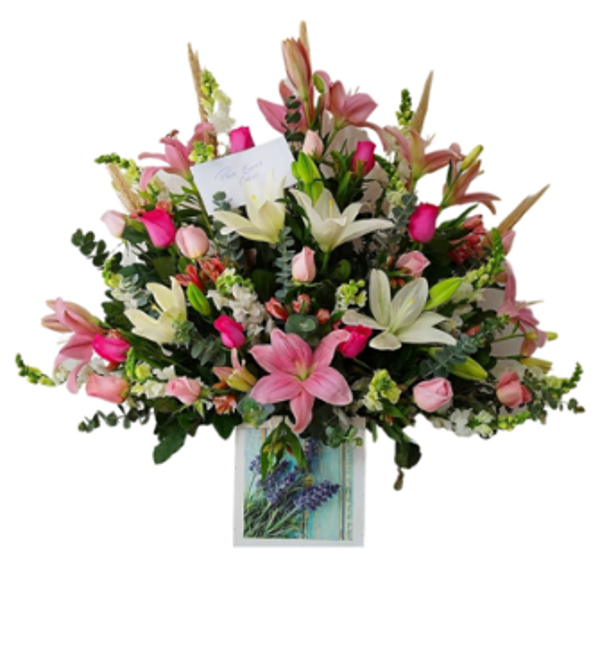 Arreglo de forma clásica de lirios y rosas en base de madera