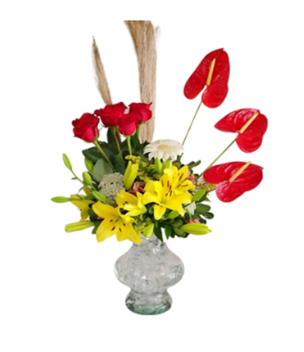 Florero de cristal con elegantes anturios con toque especial