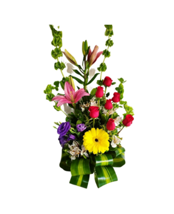 Arreglo de rosas, campana y follaje