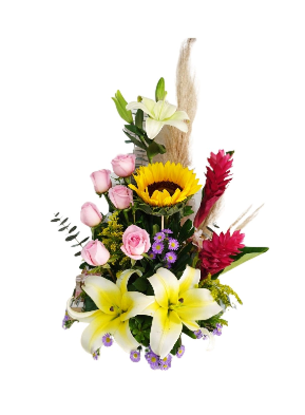 Base de vidrio con rosas, lilis, concador y hawainas