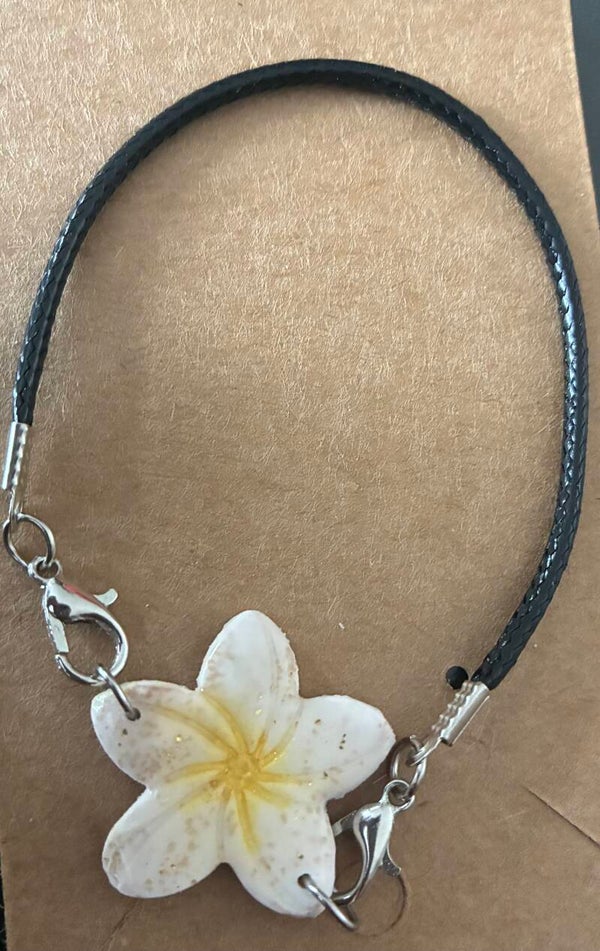 Bracelet blanc ou noir avec fleur de monoi en polymere