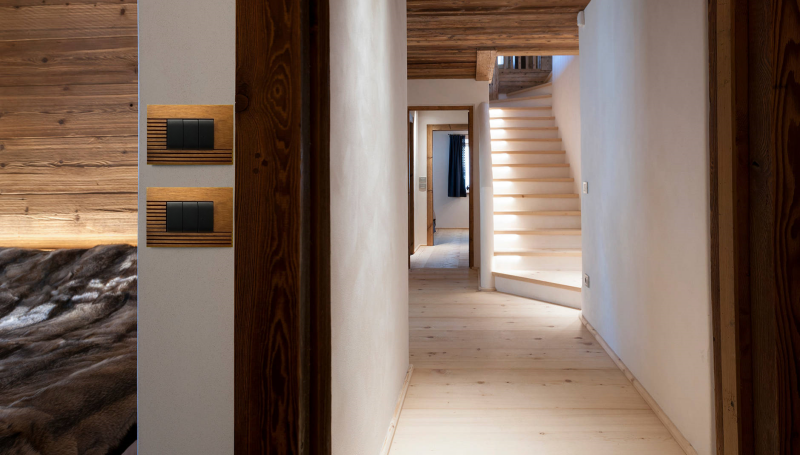 Placche e cornici per interruttori in legno massello, fortemente distintive e identificative