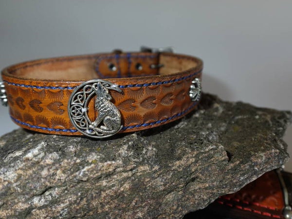 Handgefertigtes Lederhalsband mit Concho Wolf und Kreuz