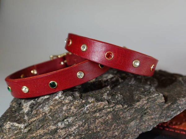 Handgefertigtes Hundeschmuckhalsband mit Steinen, für die kleinen von uns.