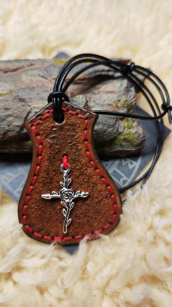 Lederhalsband mit Lederanhänger und Metallkreuz