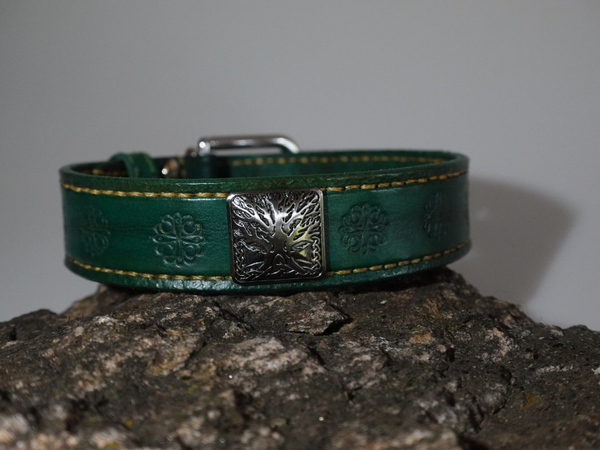 Handgefertigtes Lederhalsband mit Concho Lebensbaum