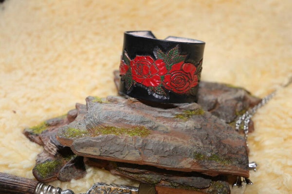 Lederarmband mit Rosenmotiv  handbemalt aus Vollrindleder mit Druckknopfverschluss