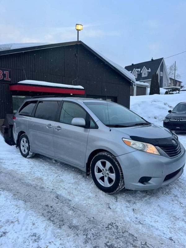 Toyota Sienna LE 2011