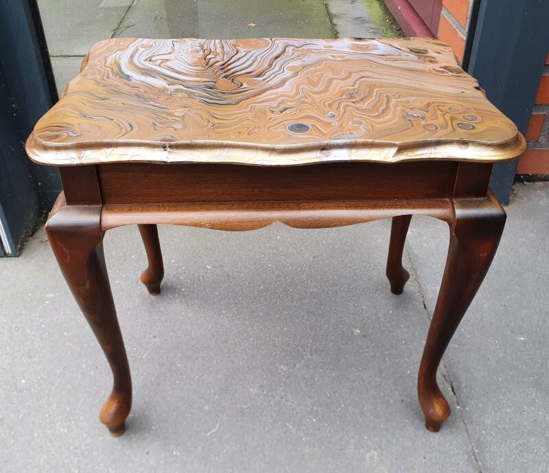 acrylgieting op tafel flip cup dirty pour