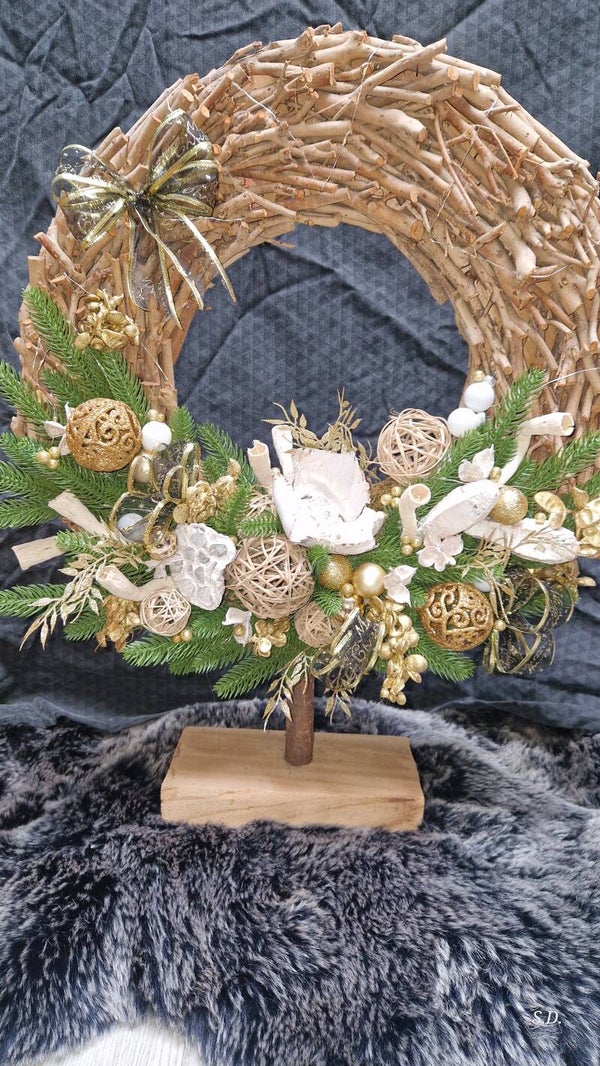 Houten krans op voet