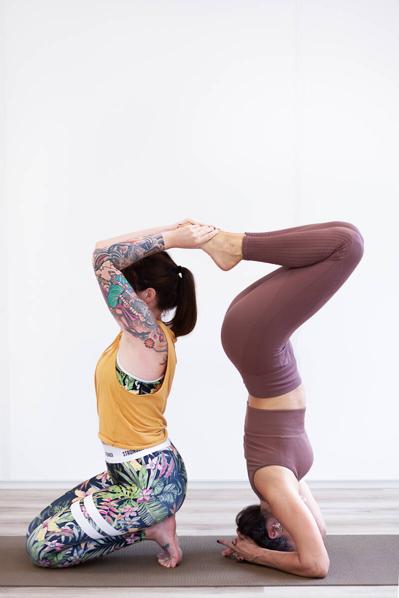 op de foto: shirley en marieke van yogastudio kallumaan in Tilburg