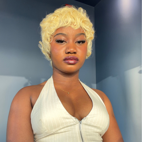 Pixie ondulée blonde