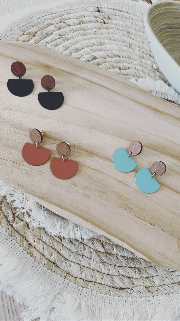 OORSTEKER HOUT . AFGETOPTE CIRKEL